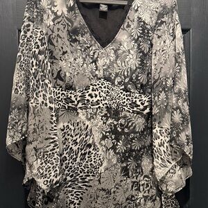 Elegant Black and Gray Women's Top with flared sleeves. Size 1X